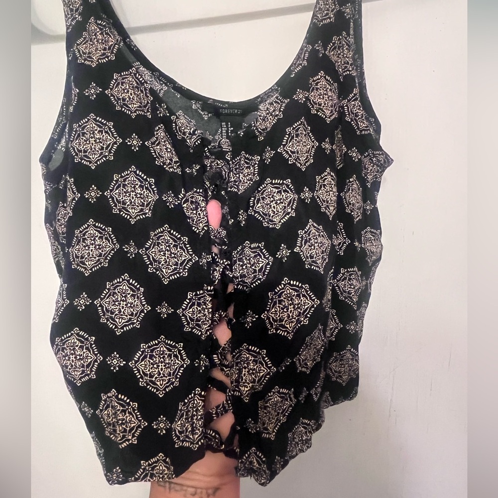 Traded* Forever 21 Black Sleeveless Cris Cross Crop Top - Picture 3 of 4